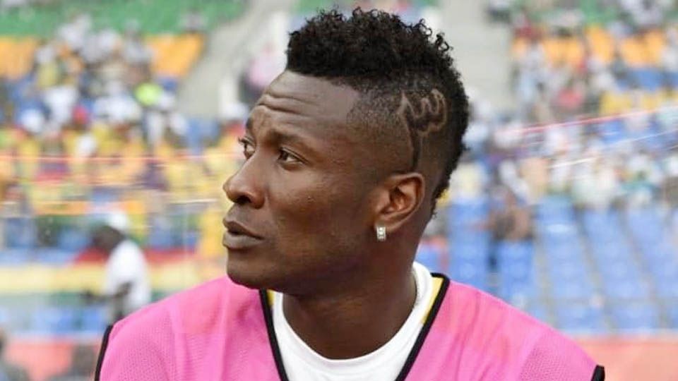 Potongan rambut Asamoah Gyan menggambarkan nomor 3. Copyright: © telegraph.co.uk